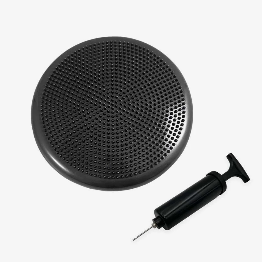 ravnotezni_disk_4 - fizio trgovina round black massager plate with many small bumps and a black handheld pump beside it.