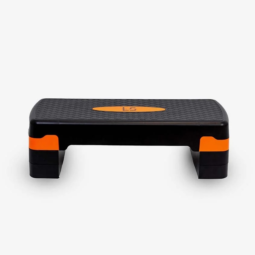 steper_za_aerobiko_9 - fizio trgovina black aerobic step platform with orange accents and textured top, used for step workouts or training exercises.