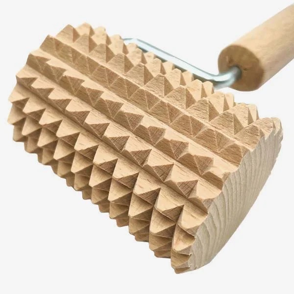 masazni_valjcek_18 - fizio trgovina wooden massage roller with a spiked, cylindrical surface and a wooden handle.
