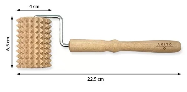 masazni_valjcek_21 - fizio trgovina wooden-handled textured roller brush with a spiked cylindrical head on a metal frame; total length about 22.5 cm, head is about 6.5 cm tall and 4 cm wide.
