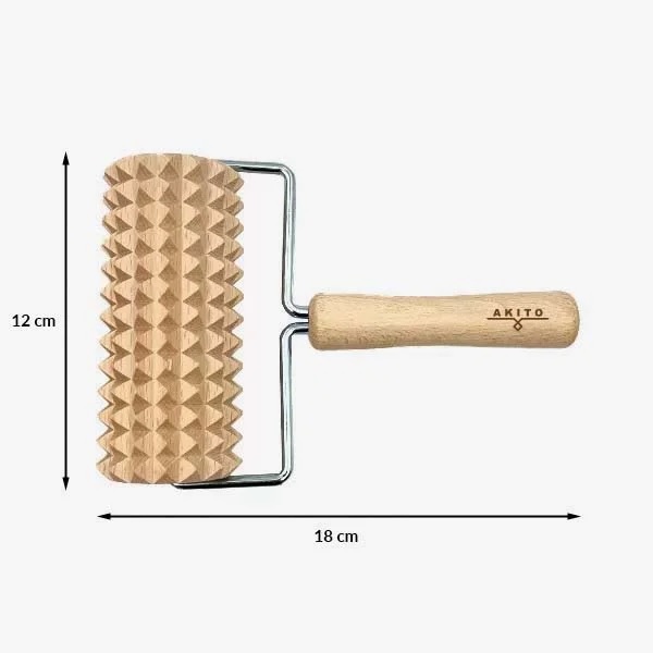 masazni_valjcek_6 - fizio trgovina wooden-handled pattern roller with a knurled cylinder for stamping geometric designs on dough or clay (dimensions shown: 18 cm long, 12 cm tall).